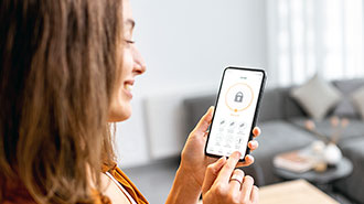 Frau mit Handy - e-Banking - Screen mit Schloss